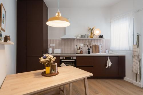 1BR Designer Apt Next To Metro & 15 minutes to Acropolis