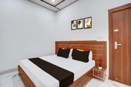 Ένα ή περισσότερα κρεβάτια σε δωμάτιο στο Hotel O Sikandra Near ISBT Agra