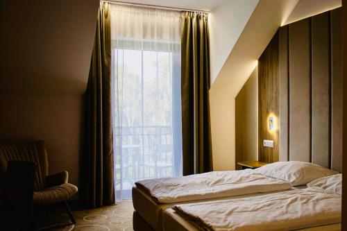 a bedroom with a bed and a large window at Platino Mare Resort & Spa in Świnoujście