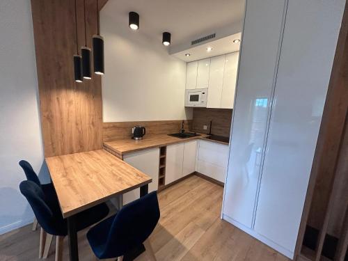 Η κουζίνα ή μικρή κουζίνα στο Apartament GB przy PCK 5 z bezpłatnym parkingiem by Gingerbread Apartments