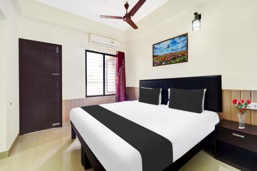 a bedroom with a large bed in a room at Super Hotel O Technopark Formerly Le Frank in Trivandrum