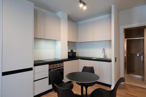 2BR Apartment, Rooftop Retreat with Sauna, Gym