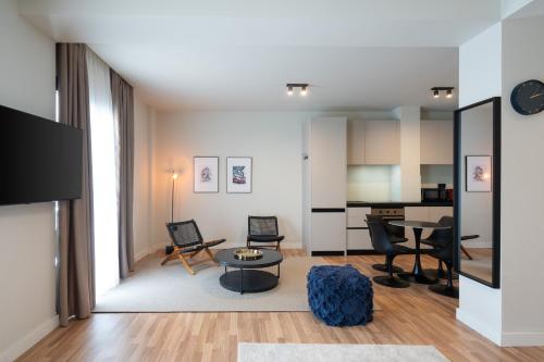 2BR Apartment, Rooftop Retreat with Sauna, Gym