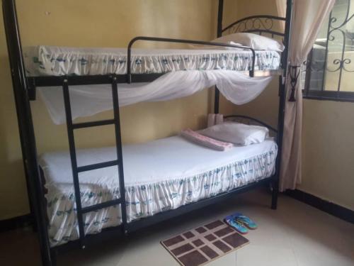 Katil atau katil-katil dalam bilik di Jfour comfort zone hostel