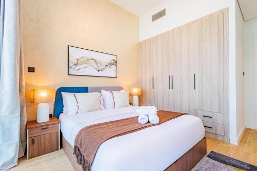 a bedroom with a large bed in a room at Great Fully Equipped 1BDR Apartment in Masdar for 4 Pax in Abu Dhabi