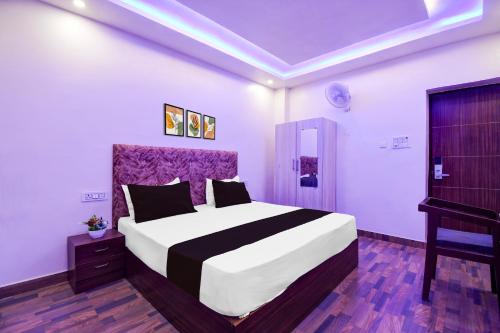 a bedroom with a large bed and a piano at Super Townhouse Civil Lines Prayagraj Formerly Raj Mahal Palace in Civil Lines