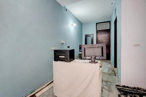 a room with a desk with a computer on it at Hotel O Peaceful Paradise in New Delhi