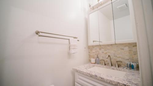 Koupelna v ubytování Spacious, Relaxing and Gorgeous 5BD 5BA House in DC