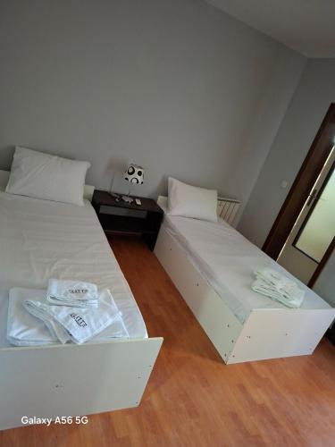 two beds in a small room with at Elitte in Kavadarci
