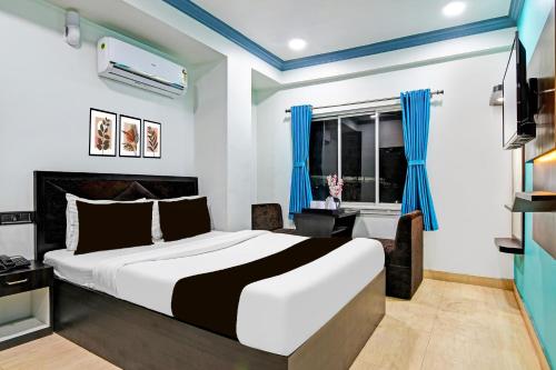 a bedroom with a large bed in a room at Super Collection O Kolkata Near Dumdum Airport in kolkata