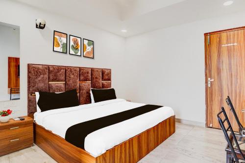 Ein Bett oder Betten in einem Zimmer der Unterkunft Hotel O Kargil Complex Formerly Saarthi Inn