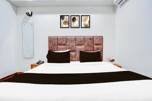 Ein Bett oder Betten in einem Zimmer der Unterkunft Hotel O Kargil Complex Formerly Saarthi Inn