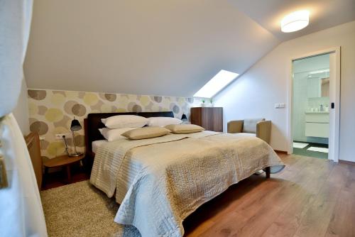 1 dormitorio con 1 cama grande en el ático en Vila Laura en Bled
