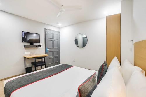 Ein Bett oder Betten in einem Zimmer der Unterkunft Collection O Shahdara Near Yamuna Sports Complex