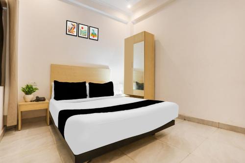 a bedroom with a large bed in a room at Super Collection O Gol Park Atala in Prayagraj