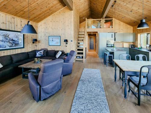 Χώρος καθιστικού στο Cabin With Forest Edge Views