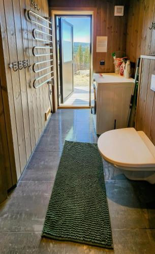 Ένα μπάνιο στο Cabin With Forest Edge Views