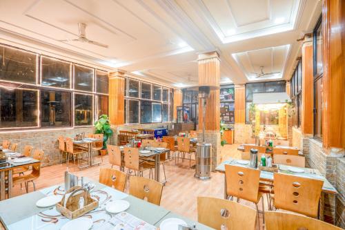 Hotel Auli Dにあるレストランまたは飲食店