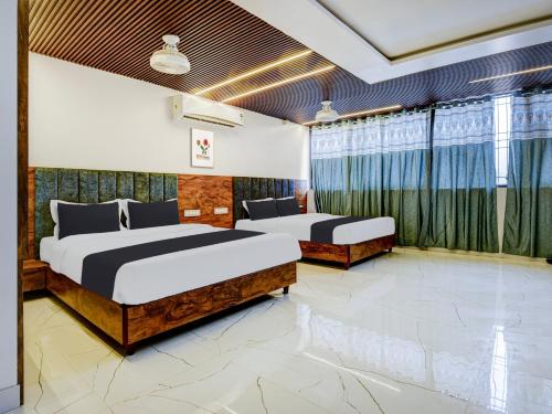 two beds in a room with two beds sidx sidx sidx sidx at Super Townhouse Madgaon in Goa