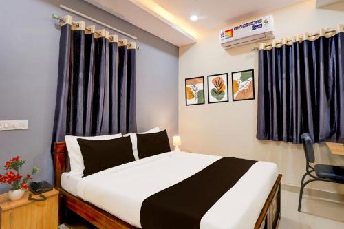 Katil atau katil-katil dalam bilik di Super Townhouse Nanak Ram Guda Near WaveRock SEZ