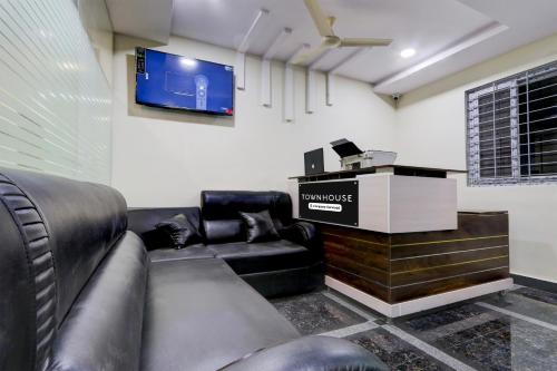 Televisyen dan/atau pusat hiburan di Super Townhouse Nanak Ram Guda Near WaveRock SEZ