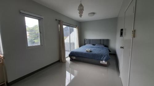 Katil atau katil-katil dalam bilik di The Loft House Muangthong