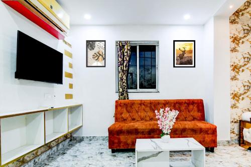 a living room with a couch and a table at Super Collection O Circus Avenue Road Formerly Hotel Rockstar in Kolkata