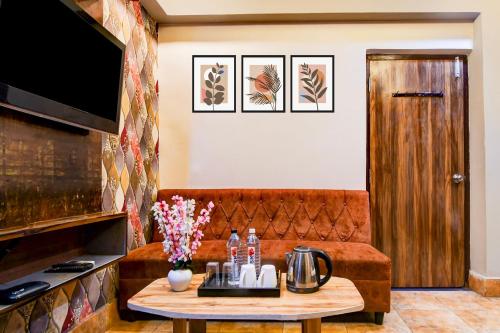 a living room with a couch and a table at Super Collection O Circus Avenue Road Formerly Hotel Rockstar in Kolkata