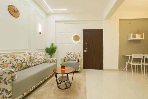 Posezení v ubytování Home Escape Luxury Skyview 2BHK Near RamadÀ iNDORE