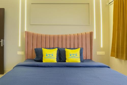 Postel nebo postele na pokoji v ubytování Home Escape Luxury Skyview 2BHK Near RamadÀ iNDORE