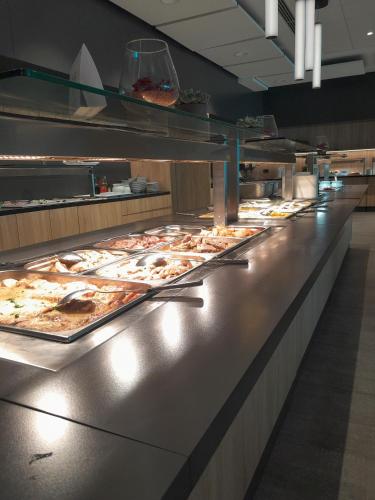 - un buffet avec de nombreux types de pizzas dans l'établissement Hotel Zdravilisce - Thermana Lasko, à Laško