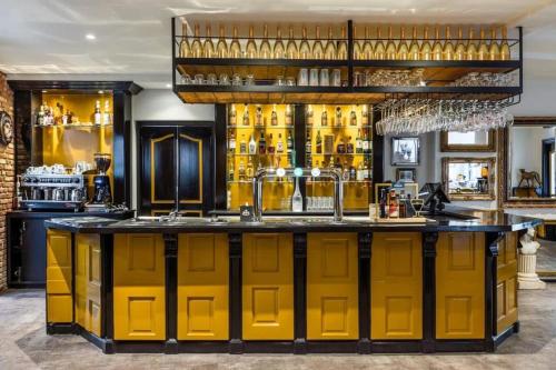 a yellow bar with a yellow island in a room at Hotel restaurant de Pionier in Marknesse