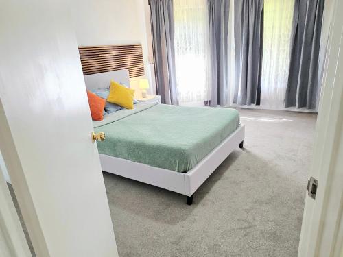 Ένα ή περισσότερα κρεβάτια σε δωμάτιο στο Spacious Home Located Near Airport & City