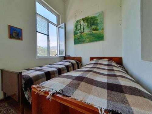 Dos camas en una habitación con ventana. en SUNNY SWEET HOME, en Dilijan