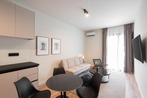 Modern 2BR with Rooftop Jacuzzi & Sauna Access