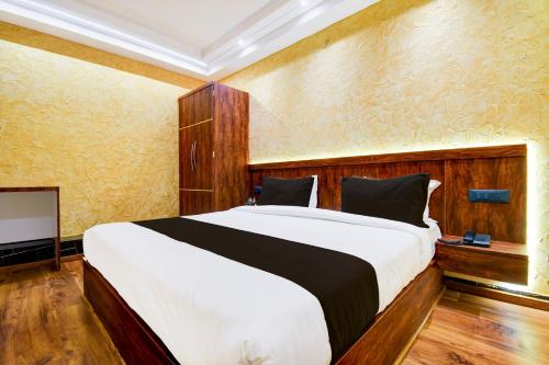 a bedroom with a large bed in a room at Hotel O Prayagraj Junction Civil Line Formerly Station View in Civil Lines