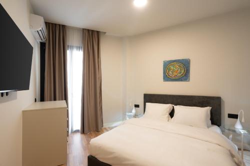 Stylish 2BR Apt, Rooftop with Sauna & Views, Gym