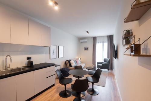 Stylish 2BR Apt, Rooftop with Sauna & Views, Gym