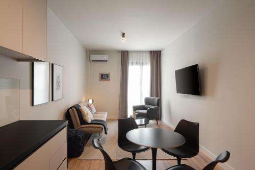 Stylish 2BR Apt, Rooftop with Sauna & Hot Tub