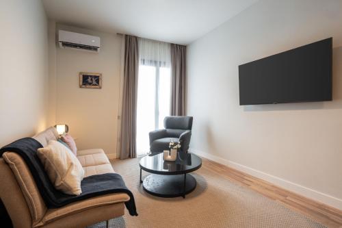 Stylish 2BR Apt, Rooftop with Sauna & Views, Gym
