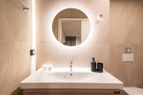 Stylish 2BR Apt, Rooftop with Sauna & Views, Gym