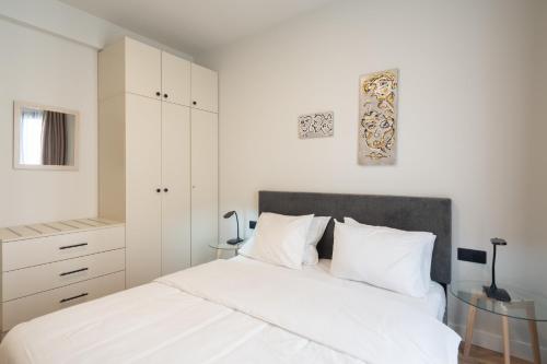 Stylish 2BR Apt, Rooftop with Sauna & Views, Gym