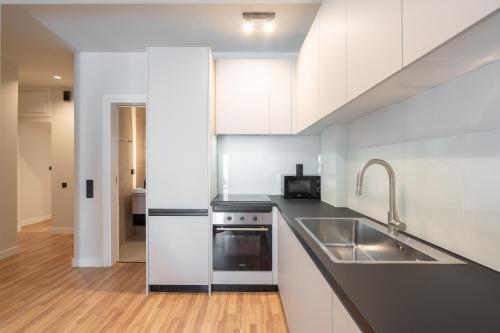 2BR Apt Access To Rooftop with Sauna & Gym