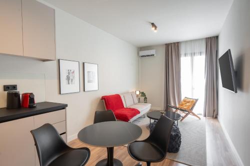2BR Apt Access To Rooftop with Sauna & Gym