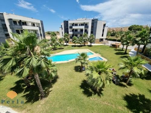 einen Luftblick auf ein Resort mit Palmen und einem Pool in der Unterkunft Perla Holidays - Stunning apartment in Los Altos in Orihuela