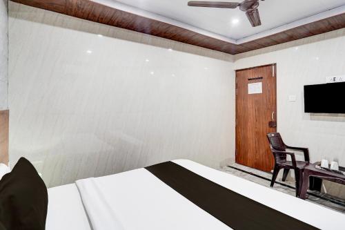 Μια τηλεόραση ή/και κέντρο ψυχαγωγίας στο Super Hotel O Govind Nagar Kanpur Formerly Maharoopa Palace