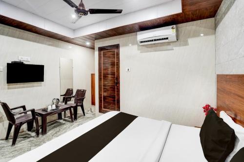 Ένα ή περισσότερα κρεβάτια σε δωμάτιο στο Super Hotel O Govind Nagar Kanpur Formerly Maharoopa Palace