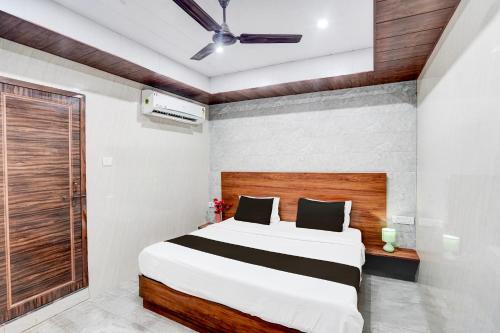 Ένα ή περισσότερα κρεβάτια σε δωμάτιο στο Super Hotel O Govind Nagar Kanpur Formerly Maharoopa Palace
