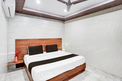 Ένα ή περισσότερα κρεβάτια σε δωμάτιο στο Super Hotel O Govind Nagar Kanpur Formerly Maharoopa Palace