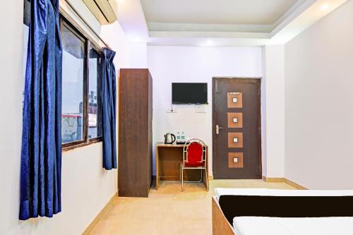 a room with a bed and a desk and a window at Super Hotel O Santragachi Junction Formerly Hotel Shubra in Kolkata